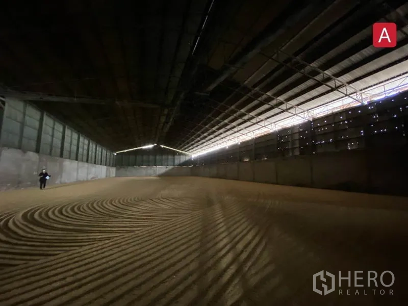 工厂 出租在Chachoengsao - 深进的厂房大厅，通风墙板与整齐的散装储区地面