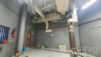 零售空间 出租在Khlong Toei, Bangkok - 后勤区配工业级通风管道和机电设施。