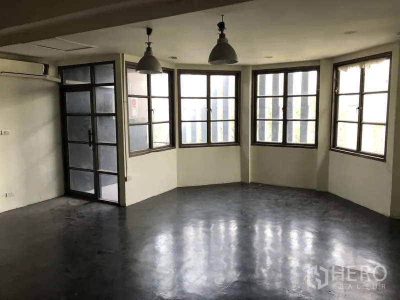 สำนักงานที่บ้าน ให้เช่าหรือขายในHuai Khwang, Bangkok - ออฟฟิศมุมห้องมีหน้าต่างบานใหญ่หลายทิศ โคมไฟแขวน และประตูกระจก