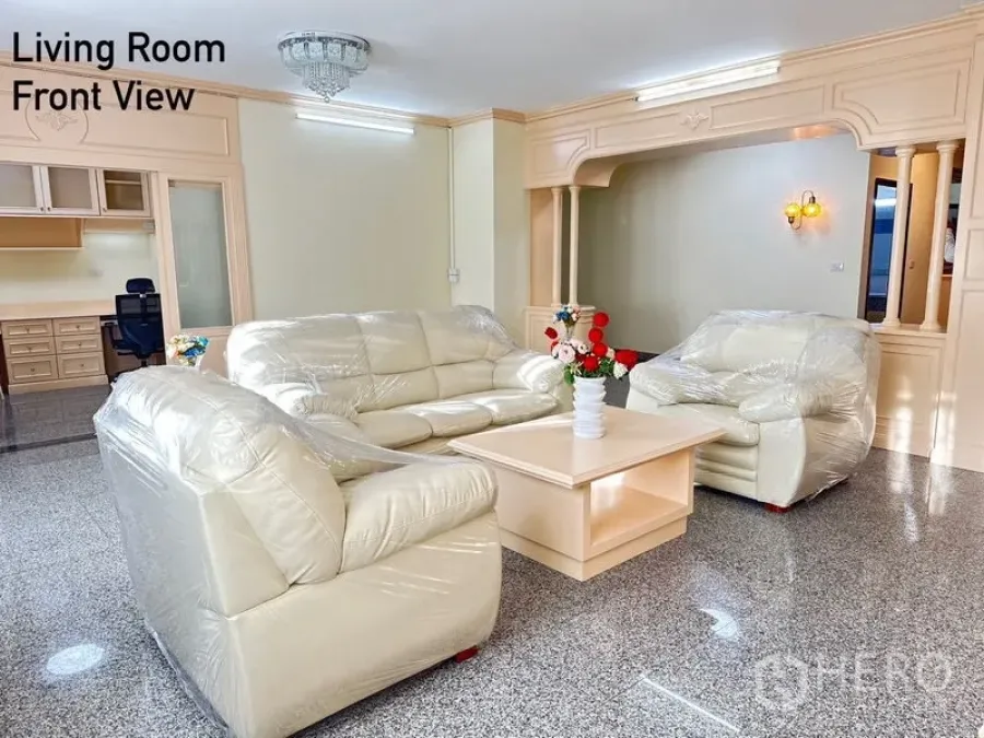 公寓 出租在Watthana, Bangkok - 明亮客厅，三张沙发、茶几和装饰拱门