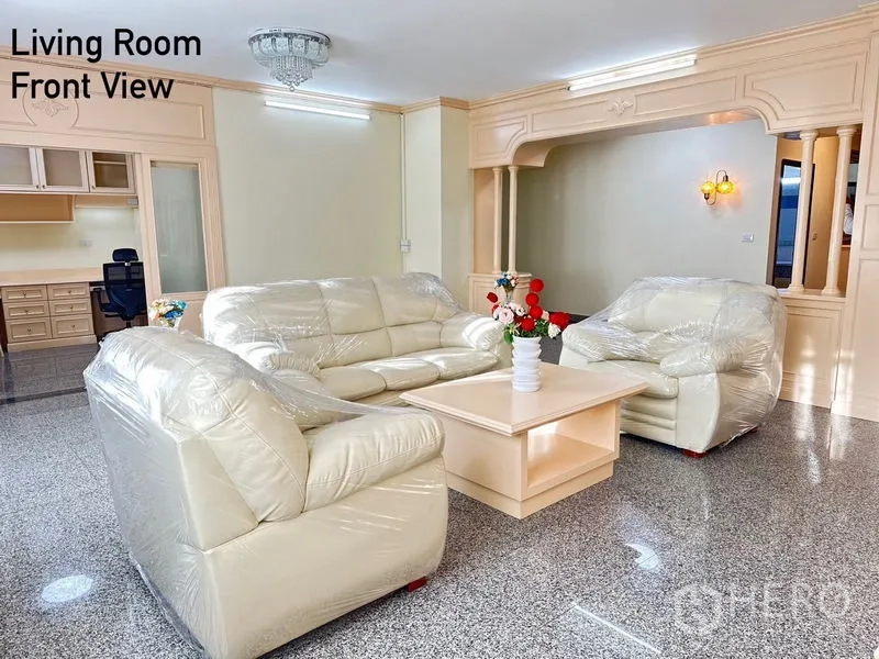 公寓 出租在Watthana, Bangkok - 明亮客厅，三张沙发、茶几和装饰拱门