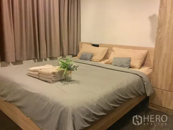 คอนโด ให้เช่าในWatthana, Bangkok - ห้องนอนอบอุ่น เตียงควีน เฟอร์นิเจอร์ไม้ ชุดเครื่องนอนโทนอบอุ่น และผ้าม่านทึบ