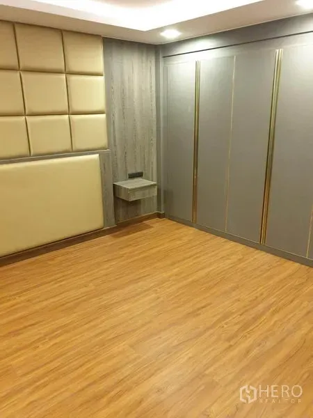 คอนโด ให้เช่าในKhlong Toei, Bangkok - ห้องนอนพร้อมหัวเตียงบุผ้า ตู้เสื้อผ้าขนาดใหญ่ และพื้นไม้โทนอุ่น