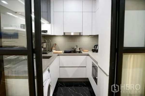 คอนโด ให้เช่าในKhlong Toei, Bangkok - ครัวรูปตัวยู ตู้สีขาว ประตูกระจกบานเลื่อน มีเครื่องซักผ้าและเตาไฟฟ้า