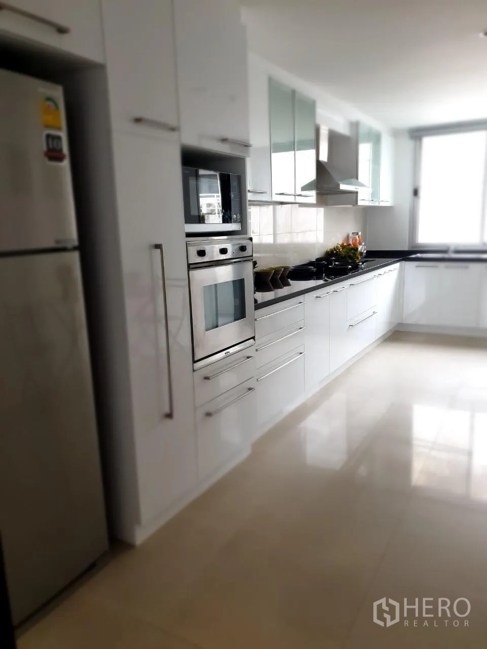 Apartment for rent in Bang Rak, Bangkok - Fully fitted kitchen with built-in oven, microwave, hood and ample cabinets.
