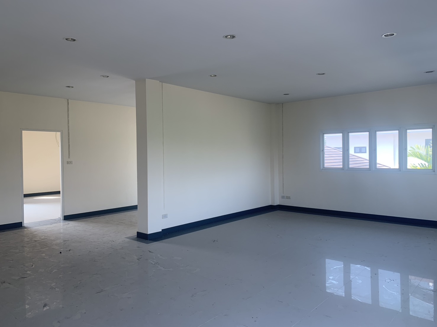 货栈 出租在Lam Luk Ka, Pathum Thani - 楼上大办公室，设窗户与亮面地砖。