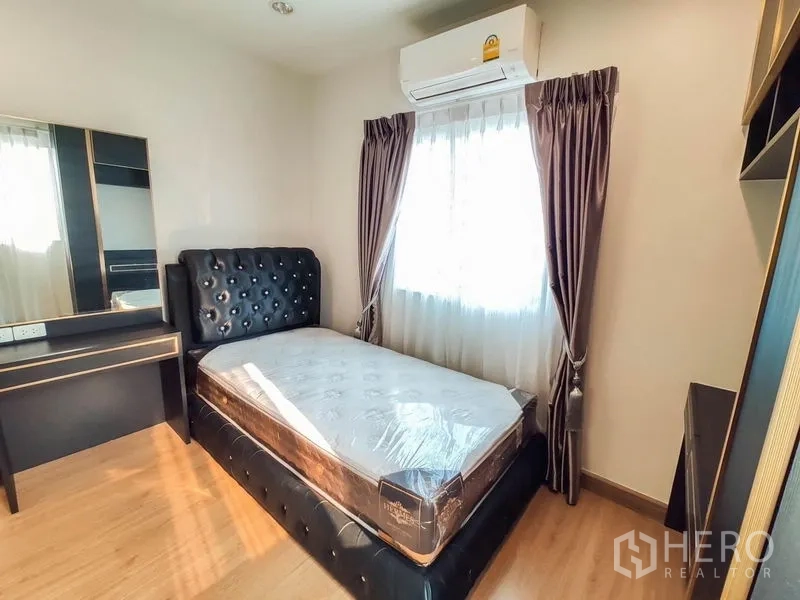 Detached House for rent - Cozy third bedroom with single bed, vanity desk and air conditioner
