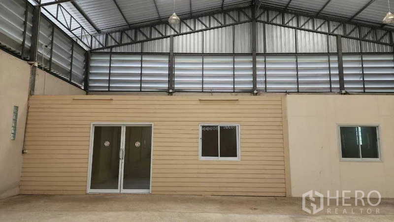 คลังสินค้า ให้เช่าในChon Buri - ด้านหน้าโมดูลออฟฟิศภายใน พร้อมประตูกระจกและหน้าต่างในโกดัง