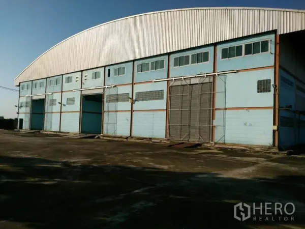 โรงงาน ขายในLat Lum Kaeo, Pathum Thani - ลานคอนกรีตกว้างหน้าคลัง/โรงงาน หลังคาสูง ประตูโหลดหลายจุด