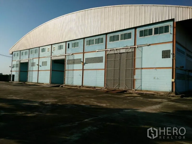 โรงงาน ขายในLat Lum Kaeo, Pathum Thani - ลานคอนกรีตกว้างหน้าคลัง/โรงงาน หลังคาสูง ประตูโหลดหลายจุด