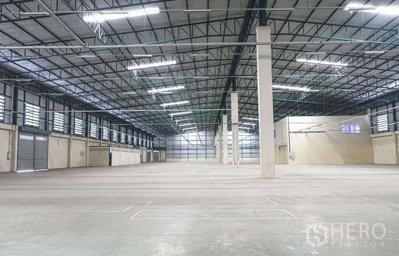 Warehouse for rent in Bang Bo, Samut Prakan - Wide clear‑span storage area with concrete floor, skylights and ventilation panels.