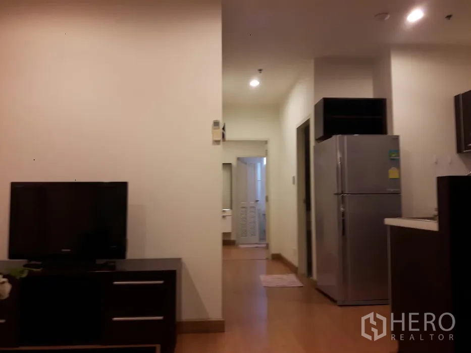 คอนโด ให้เช่าในYan Nawa, Bangkok - พื้นที่นั่งเล่นต่อเนื่องครัวขนาดกะทัดรัด ตู้เย็นสแตนเลส และโถงทางเดิน