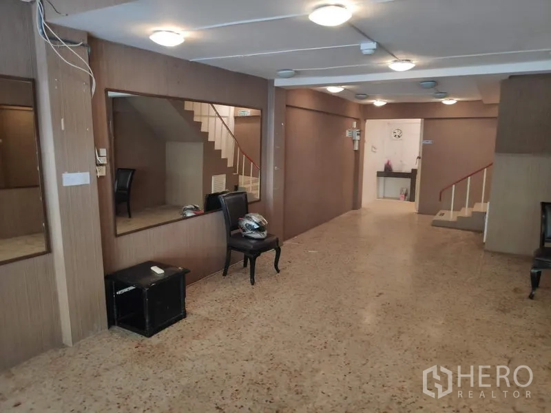 ทาวน์เฮาส์ ให้เช่าในSathon, Bangkok - พื้นที่ชั้นล่างโล่ง ผนังลายไม้ กระจกบานใหญ่ ไฟเพดาน และบันได