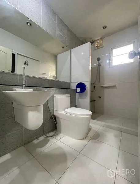 Detached House for rent in Bang Phli, Samut Prakan - Clean bathroom with walk-in shower, glass partition, vanity and toilet.
