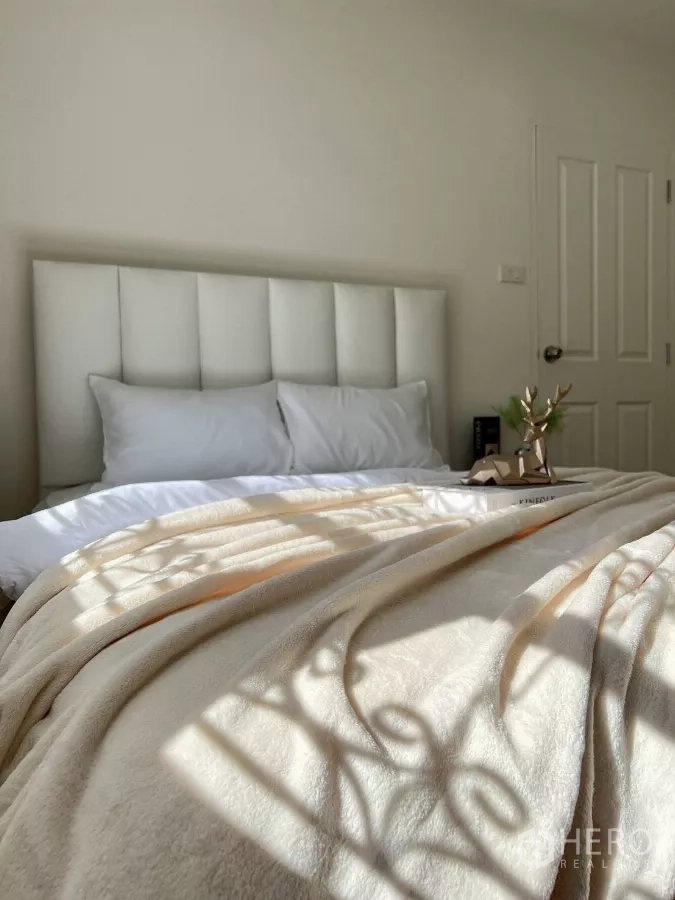 บ้าน ให้เช่าในHuai Khwang, Bangkok - เตียงนอนปูผ้าห่มนุ่มสบาย ได้แสงแดดยามเช้า