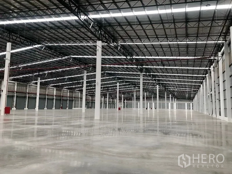 工厂 出租在Wang Noi, Phra Nakhon Si Ayutthaya - 超大仓库空间，长条天光与多处装卸门