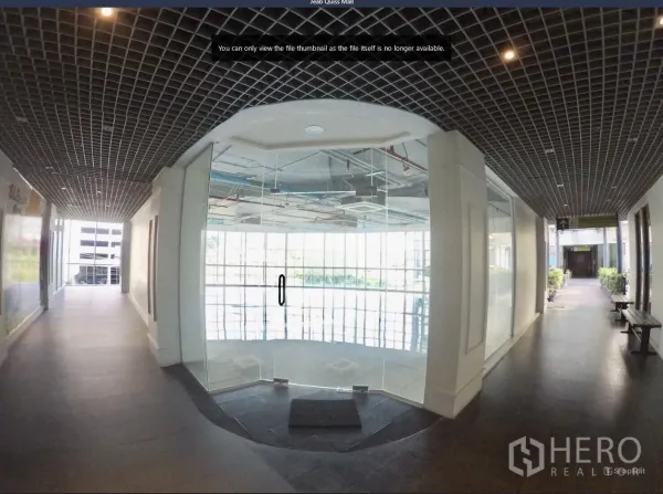 สำนักงาน ให้เช่าในKhlong Toei, Bangkok - โถงอาคารพร้อมประตูกระจกบานคู่เปิดสู่ยูนิตสำนักงานกระจกโค้ง