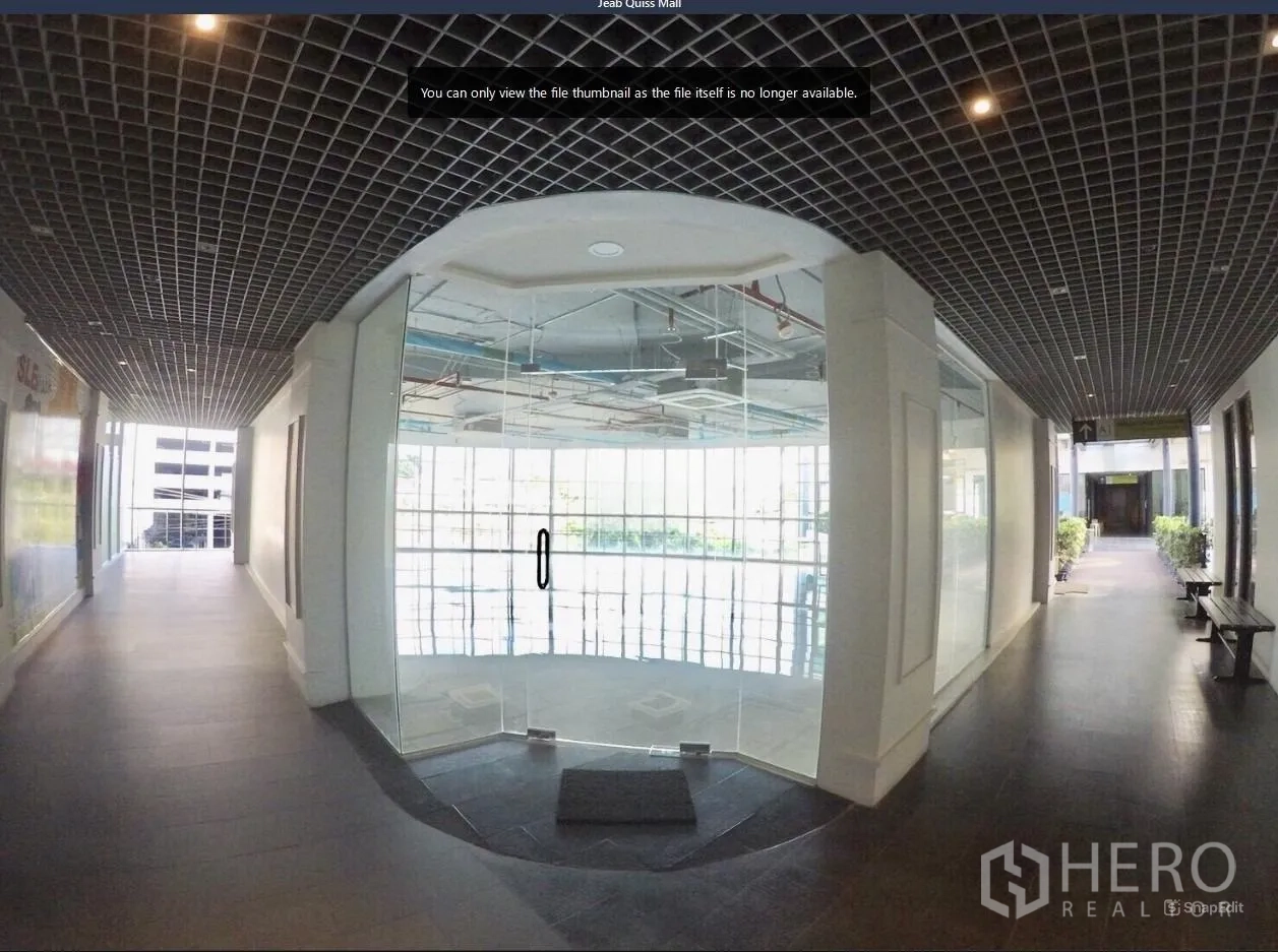 สำนักงาน ให้เช่าในKhlong Toei, Bangkok - โถงอาคารพร้อมประตูกระจกบานคู่เปิดสู่ยูนิตสำนักงานกระจกโค้ง