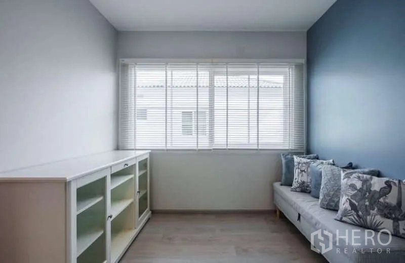 Detached House for rent in Prawet, Bangkok - Multipurpose room with sofa daybed, built-in shelving and wide window for natural light.