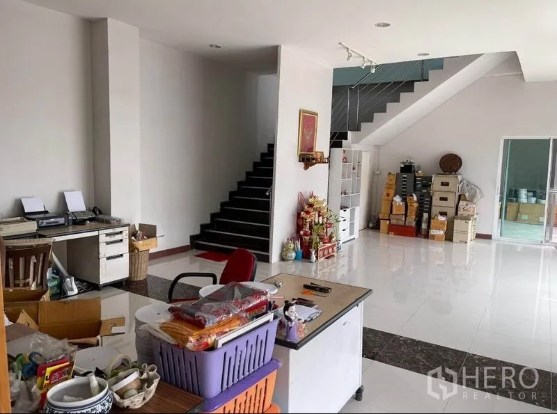 คลังสินค้า ขายในMueang Samut Sakhon, Samut Sakhon - พื้นที่ออฟฟิศชั้นล่างพร้อมบันได โต๊ะทำงาน และตู้เก็บของ