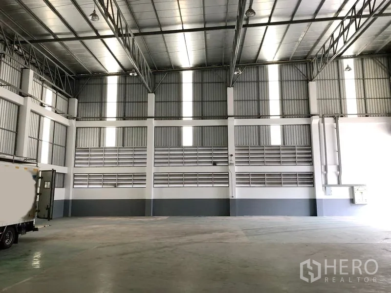 โรงงาน ให้เช่าหรือขายในSamut Prakan - ภายในคลังสินค้าเพดานสูง โครงหลังคาเหล็ก ช่องแสง และพื้นคอนกรีตขัดมัน