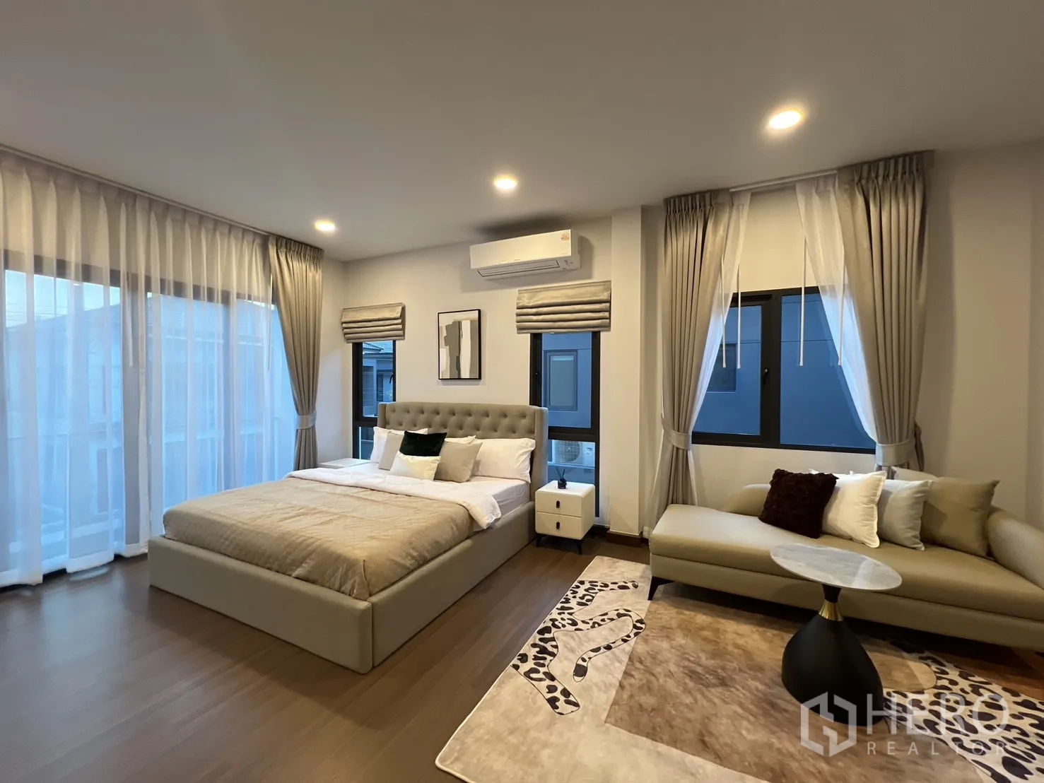บ้าน ให้เช่าในBang Phli, Samut Prakan - มุมกว้างของห้องมาสเตอร์ แสดงเตียงและพื้นที่นั่งเล่น