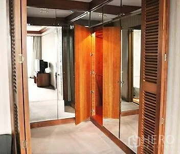 คอนโด ขายในPathum Wan, Bangkok - ห้องแต่งตัวแบบวอล์กอิน กระจกเงารอบด้าน พร้อมประตูไม้ระแนงและตู้บิวท์อิน