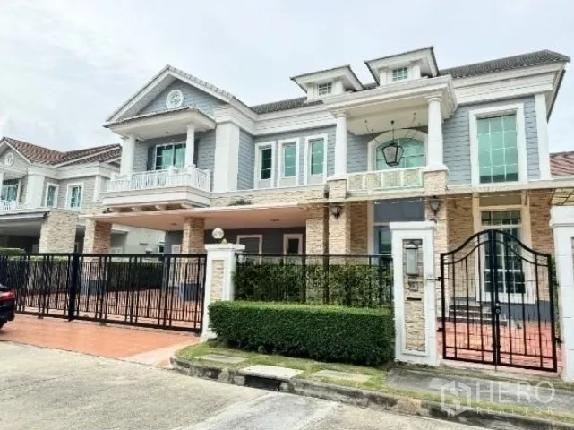 Detached House for rent in Bang Phli, Samut Prakan - Grand two-storey detached house facade with gated driveway in Bang Phli, Samut Prakan