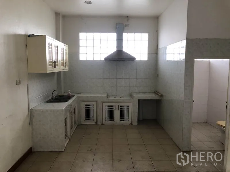 工厂 出租在Sai Noi, Nonthaburi - 员工茶水间，带台面、水槽、抽油烟机及相邻卫生间