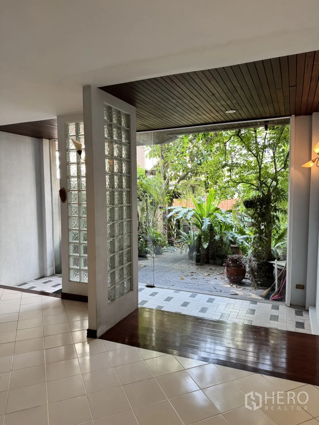 โฮมออฟฟิศ for rent in Watthana, Bangkok - โถงทางเข้าบานกระจกบล็อกแก้ว เปิดออกสู่ชานบ้านสวนเขียว