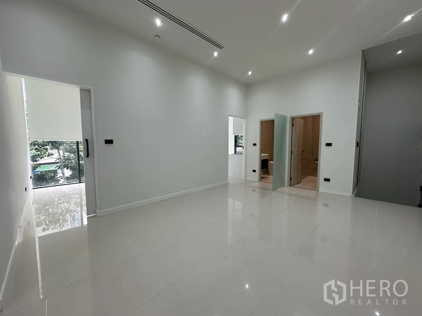 零售空间 出租 - 开放区，朝向卫生间与储物间的视角。