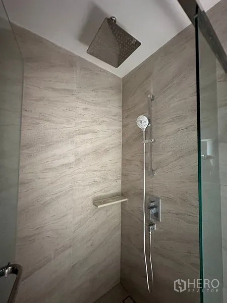 คอนโด ให้เช่าในWatthana, Bangkok - วิวจากห้อง มองเห็นสนามกีฬาของโรงเรียนและอาคารโลว์ไรส์ยามเช้า