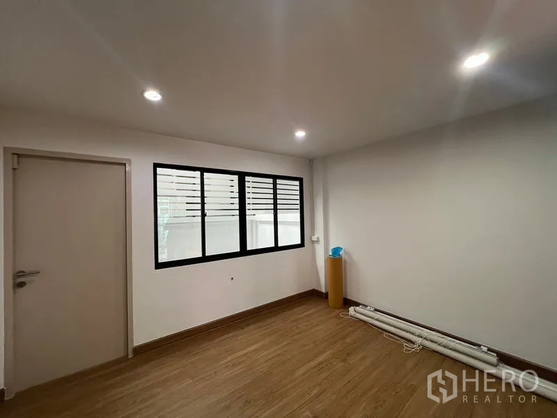 ทาวน์เฮาส์ ให้เช่าหรือขายในKhlong Toei, Bangkok - ห้องนอนรองเพดานฝ้าดาวน์ไลท์และหน้าต่างกรอบอลูมิเนียมสีดำ