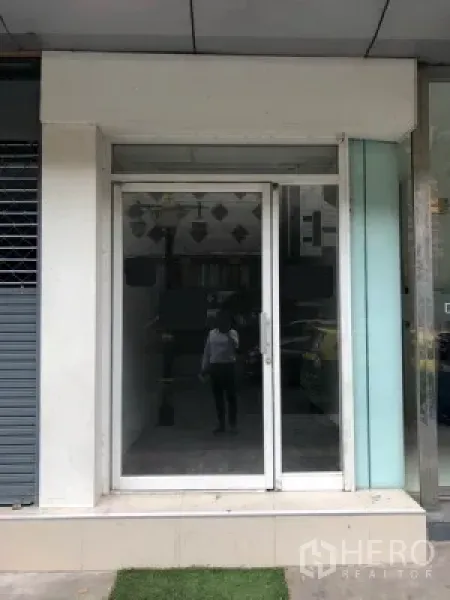 พื้นที่ขายปลีก ให้เช่าในKhlong Toei, Bangkok - หน้าร้านกระจกบานเลื่อนของพื้นที่ค้าปลีกขนาดกะทัดรัดระดับทางเท้า