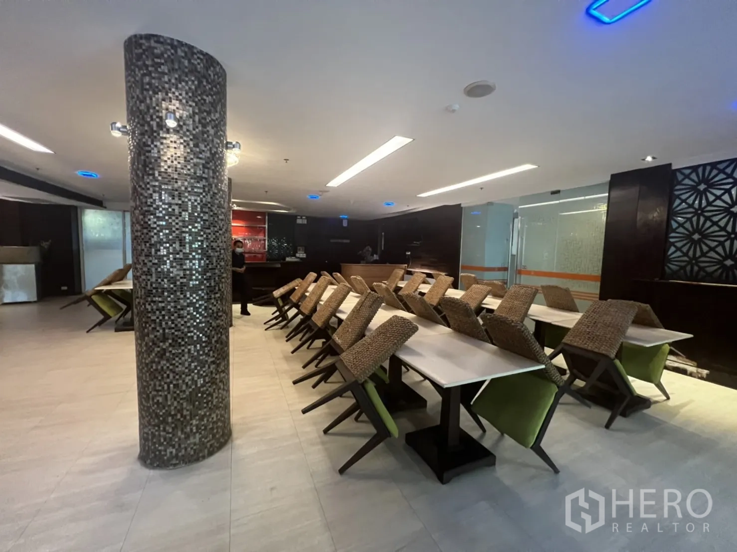 พื้นที่ขายปลีก ให้เช่าในKhlong Toei, Bangkok - ห้องอาหารว่าง เก้าอี้วางบนโต๊ะ เสาโมเสก และไฟเพดานสว่าง