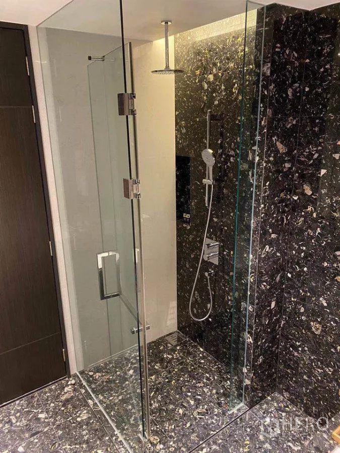 公寓 出租或出售在Khlong Toei, Bangkok - 浴室玻璃隔断雨淋花洒，黑色大理石墙面。