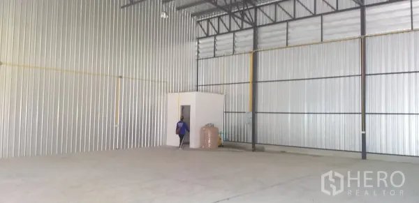 คลังสินค้า ให้เช่าในBang Phli, Samut Prakan - โถงโล่งพร้อมห้องน้ำภายในและแทงก์น้ำ
