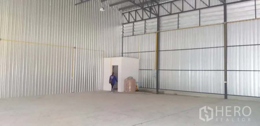 คลังสินค้า ให้เช่าในBang Phli, Samut Prakan - โถงโล่งพร้อมห้องน้ำภายในและแทงก์น้ำ