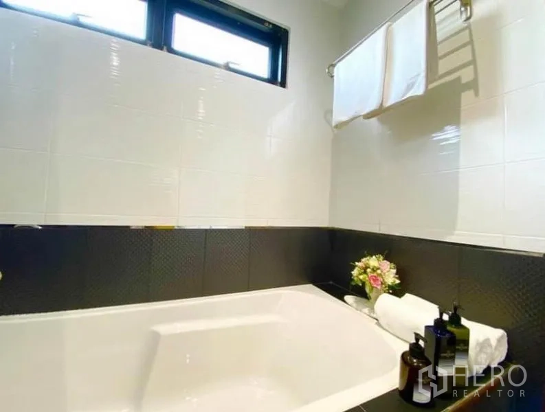 คอนโด ให้เช่าในKhlong Toei, Bangkok - อ่างอาบน้ำลึกกรุผนังกระเบื้อง มีผ้าเช็ดตัวและของใช้ ใต้หน้าต่างบานเล็ก