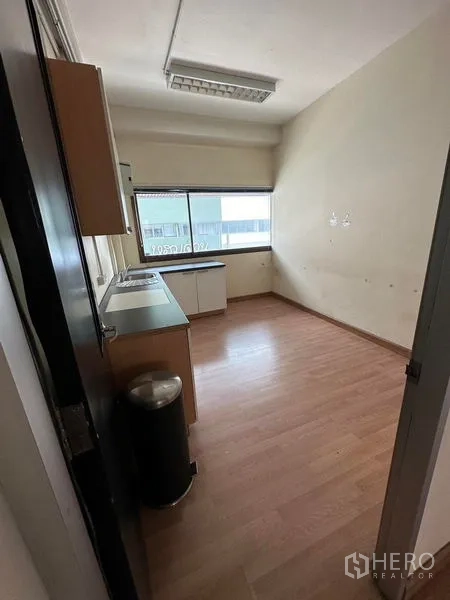 Office Space for rent in Khlong Toei, Bangkok - Pantry or utility room featuring a countertop, window, and wood-look flooring.