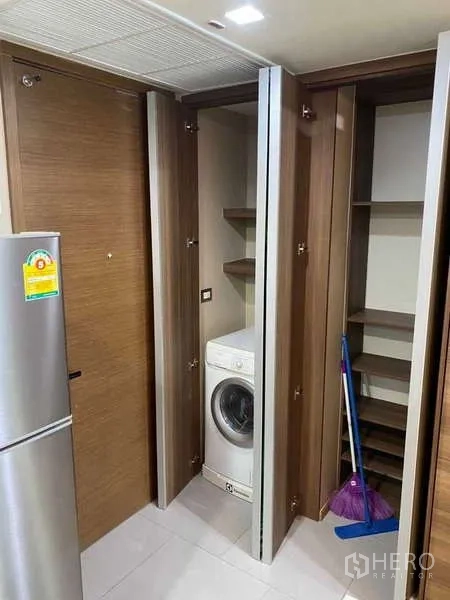 公寓 出租在Bang Rak, Bangkok - 洗衣柜内置滚筒洗衣机与搁架