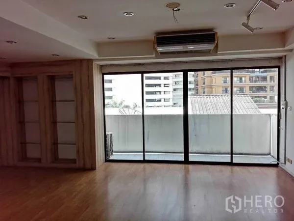 办公空间 出租在Khlong Toei, Bangkok - 宽敞办公室，木地板、嵌灯，落地推拉窗通向阳台，可观城市景观。