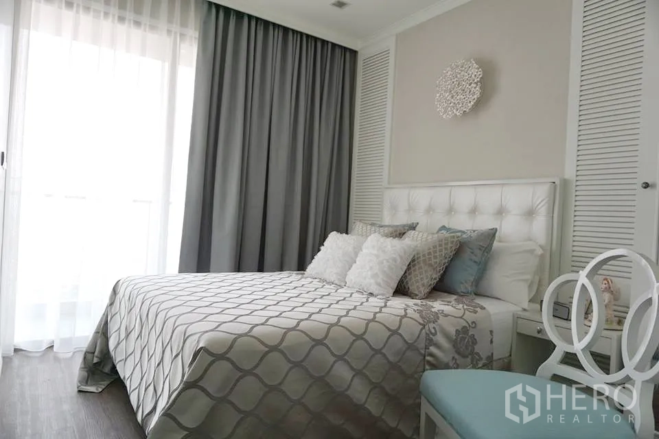 คอนโด ให้เช่าในBang Kho Laem, Bangkok - ห้องนอนรองพร้อมหัวเตียงบุนวม ผ้าม่านสีเทา และแสงธรรมชาติจากระเบียง