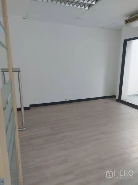 办公空间 出租在Pathum Wan, Bangkok - 私密会议室，木纹地板与玻璃隔断。