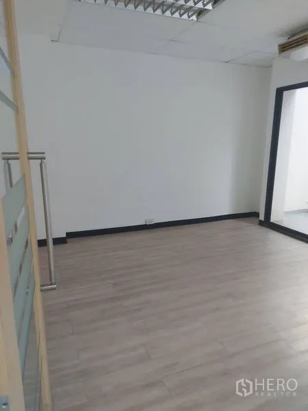 办公空间 出租在Pathum Wan, Bangkok - 私密会议室，木纹地板与玻璃隔断。