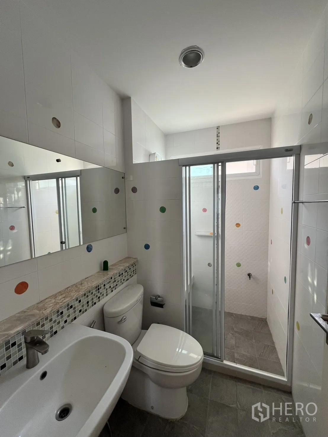 บ้านเดี่ยว for rent in Bang Kapi, Bangkok - ห้องน้ำกะทัดรัดพร้อมอ่างล้างหน้า โถสุขภัณฑ์ และตู้กระจกอาบน้ำ.