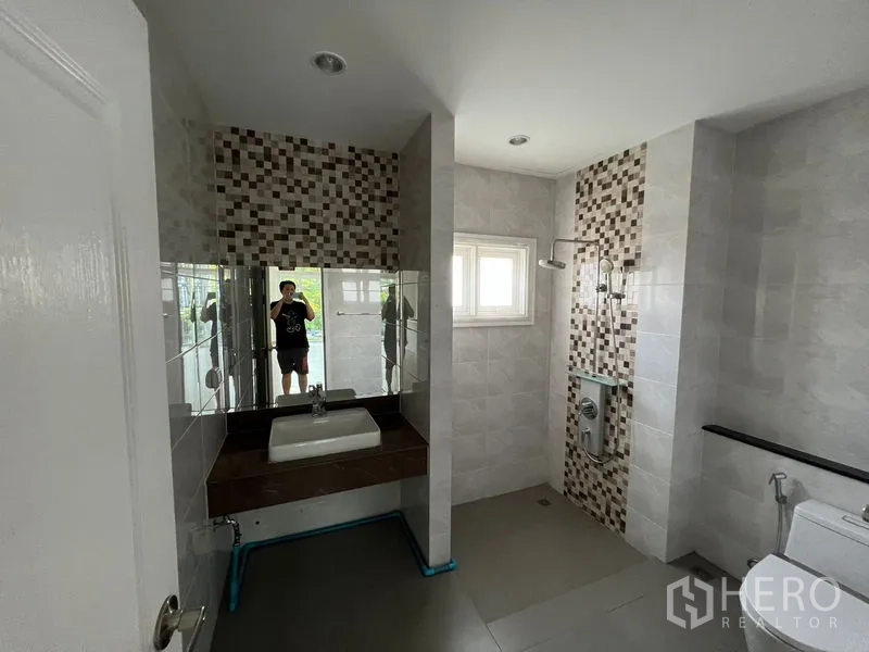 带办公室的家 出租或出售 - 宽敞浴室，马赛克装饰墙，带窗户与步入式淋浴区。