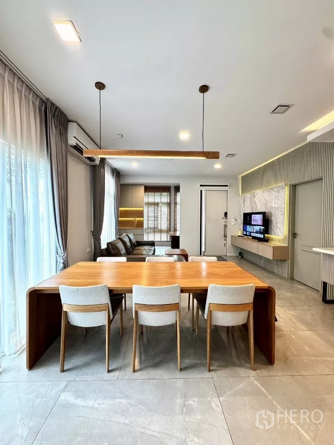 บ้าน ให้เช่าในPrawet, Bangkok - มุมทานอาหาร โต๊ะไม้ เก้าอี้หกตัว และโคมแขวนข้างหน้าต่างบานใหญ่.