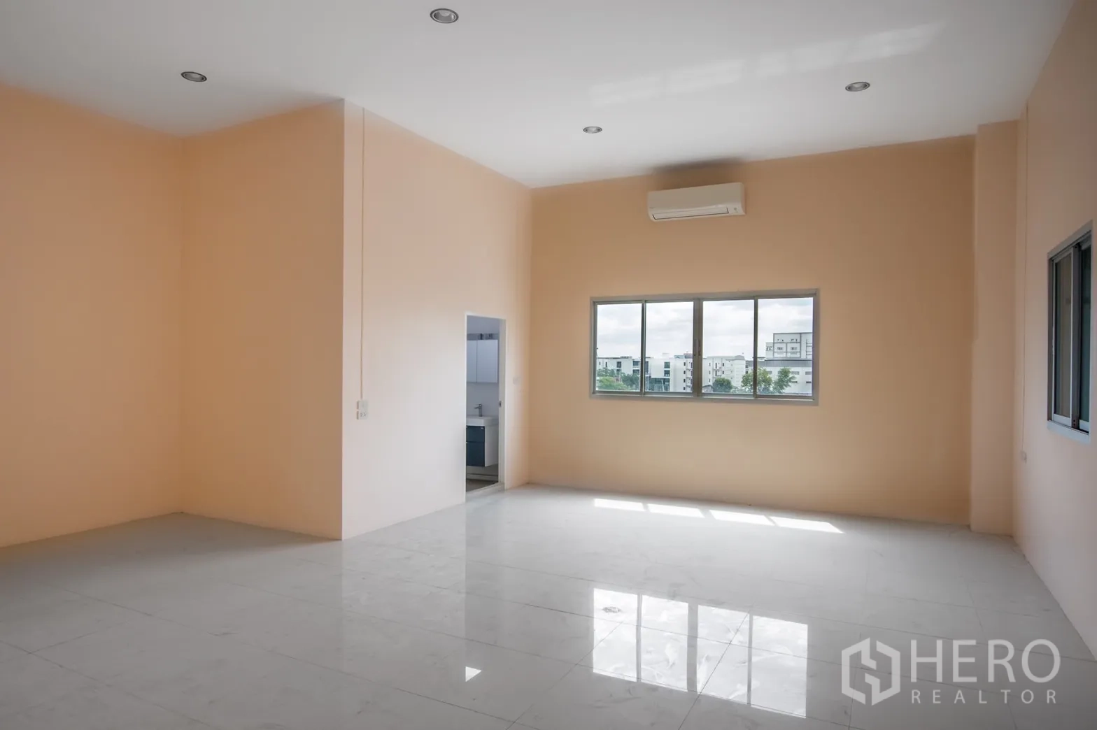 展厅 出租在Khan Na Yao, Bangkok - 带空调的独立办公室，设窗户与内置盥洗室。