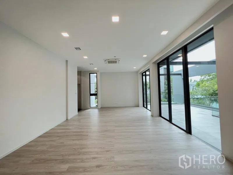 บ้าน ให้เช่าหรือขายในSaphan Sung, Bangkok - ห้องนั่งเล่นโอเพ่นแปลน ผนังกระจกบานใหญ่เปิดสู่เทอเรซ